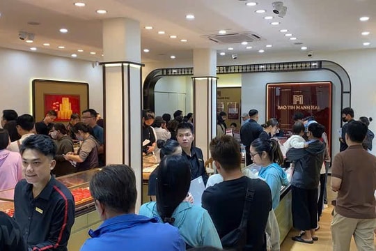 Người trẻ nhận “lộc” Thần Tài theo cách thực tế hơn