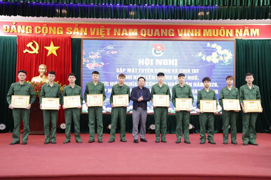Xã Yên Xuân gặp mặt, tặng quà công dân nhập ngũ và quân nhân xuất ngũ năm 2026