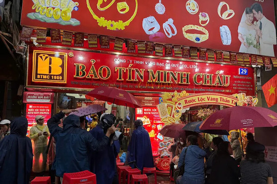 Xếp hàng mua vàng cầu may, vừa mua đã lỗ