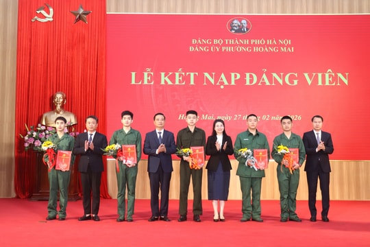 Phường Hoàng Mai: 5 tân binh vinh dự được kết nạp Đảng