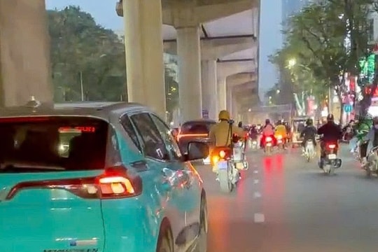 Hà Nội: Cảnh sát dẫn đường, hỗ trợ đưa cháu nhỏ đi cấp cứu