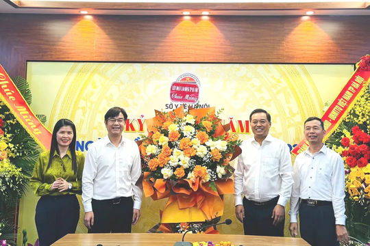 Lãnh đạo Liên đoàn Lao động thành phố Hà Nội chúc mừng đội ngũ y bác sĩ, cán bộ làm trong ngành y tế