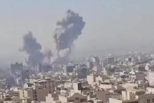Israel tấn công phủ đầu Iran