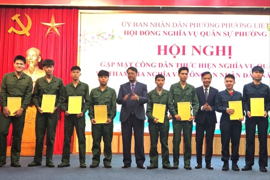 Phường Phương Liệt tặng sổ tiết kiệm thanh niên nhập ngũ
