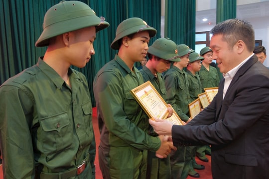 Xã Sóc Sơn gặp mặt, tặng quà tân binh lên đường nhập ngũ