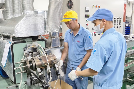 Giữ chân công nhân khu công nghệ cao, khu công nghiệp ở Hà Nội: Tăng lương và mở rộng phúc lợi