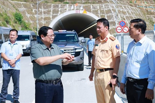 Thủ tướng Phạm Minh Chính kiểm tra các dự án giao thông tại khu vực miền Trung