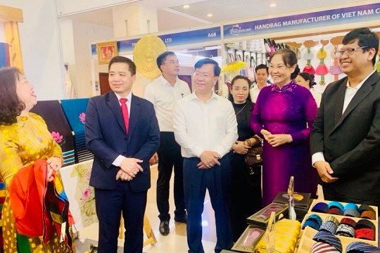 Hội chợ hàng công nghiệp nông thôn tiêu biểu phục vụ du khách tại Đền Hạ Ba Vì