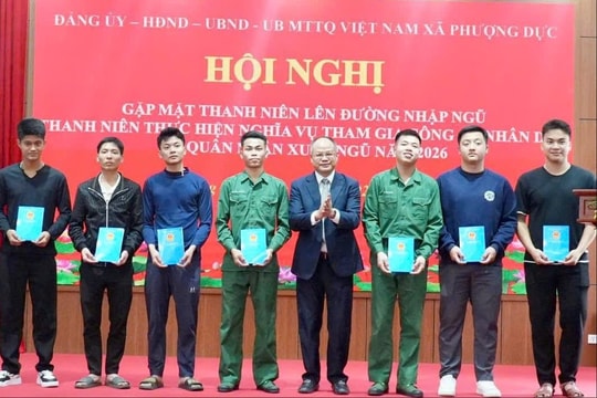 Phượng Dực gặp mặt 50 thanh niên lên đường nhập ngũ
