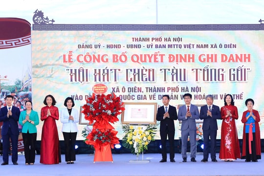 Đồng chí Phùng Thị Hồng Hà dự lễ công bố quyết định ghi danh “Hội hát Chèo Tàu Tổng Gối”