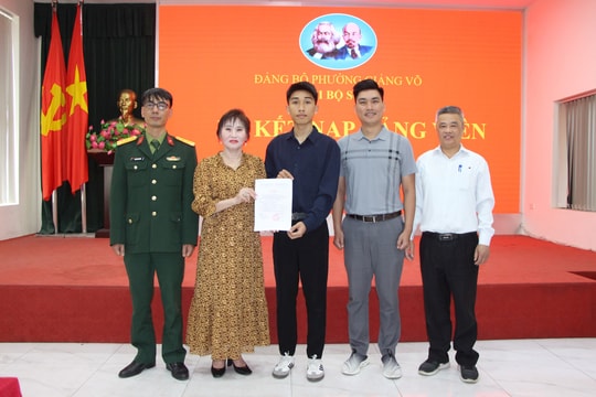 Phường Giảng Võ: 5 tân binh vinh dự được kết nạp Đảng