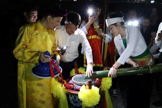 Độc đáo nghi lễ lấy nước giữa đêm tại Lễ hội Tản Viên Sơn Thánh