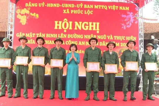 Phúc Lộc khen thưởng 47 công dân tình nguyện viết đơn xin nhập ngũ