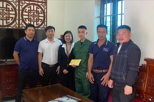 Xã Thư Lâm động viên, tặng quà 60 tân binh