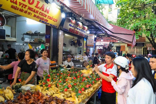 Thị trường rằm tháng Giêng: Thực phẩm dồi dào, giá bán giảm nhẹ