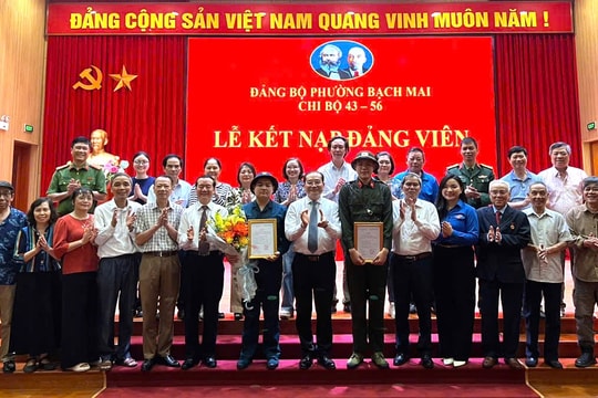 Phường Bạch Mai: Kết nạp hai đảng viên trước khi lên đường nhập ngũ
