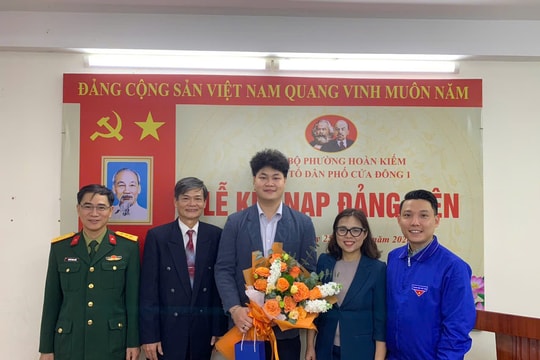 Ba quần chúng ưu tú phường Hoàn Kiếm được kết nạp Đảng trước ngày nhập ngũ