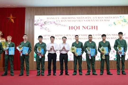 42 thanh niên Xuân Mai viết đơn tình nguyện nhập ngũ