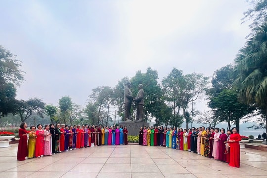 Áo dài: Từ nét đẹp đời sống đến tô điểm ngày hội non sông
