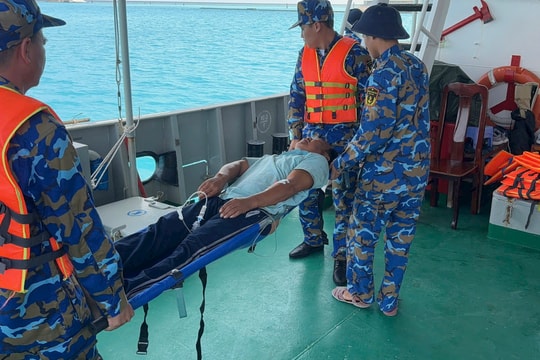 Tàu Hải quân vận chuyển cấp cứu ngư dân bị nạn trên vùng biển Trường Sa