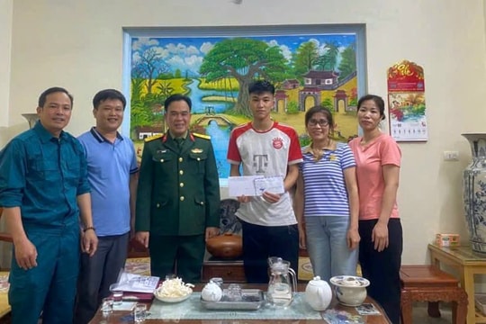 Tây Phương tặng quà, động viên thanh niên chuẩn bị lên đường nhập ngũ