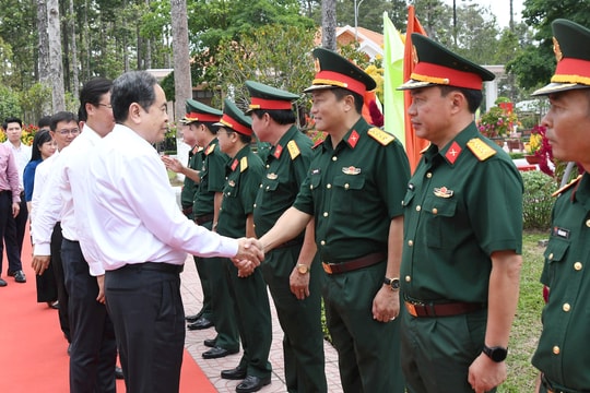 Chủ tịch Quốc hội Trần Thanh Mẫn thăm, làm việc với Sư đoàn 9