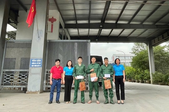 Công đoàn xã Thanh Oai động viên công nhân lên đường nhập ngũ