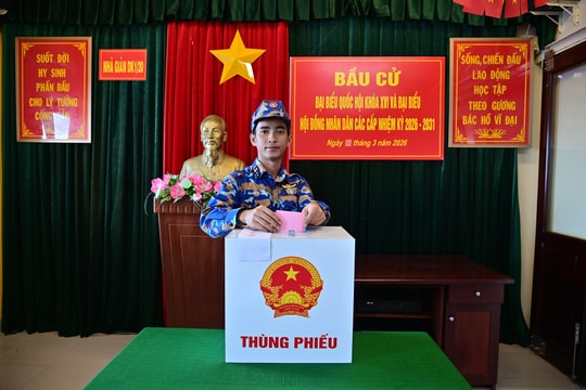 Cử tri cụm Ba Kè trên Biển Đông hoàn thành bầu cử sớm