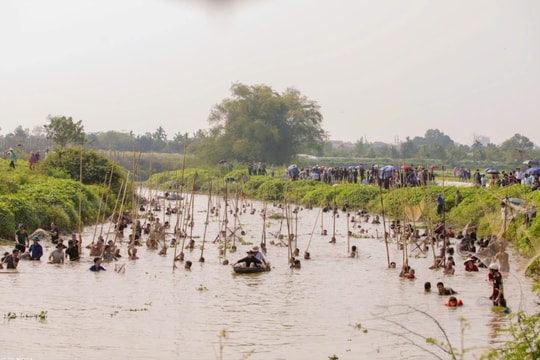 Người Tường Phiêu náo nức "đánh cá dập sào" trong ngày hội làng
