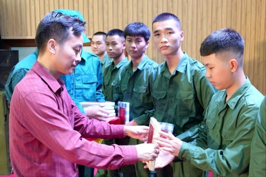 Thanh Oai gặp mặt, động viên thanh niên chuẩn bị lên đường nhập ngũ