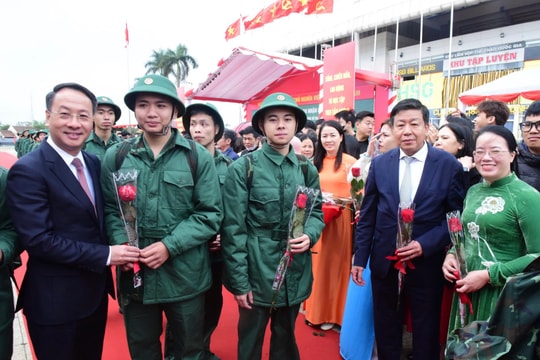 Lãnh đạo thành phố động viên tân binh lên đường nhập ngũ