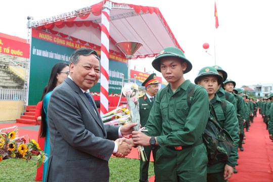 Đồng chí Nguyễn Văn Phong, Phó Bí thư Thành ủy Hà Nội động viên 603 tân binh tòng quân