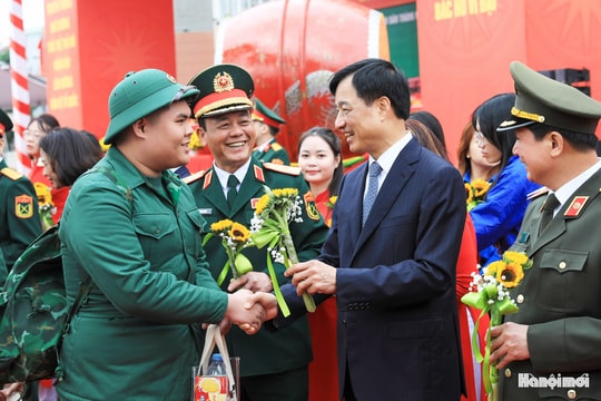 Các đồng chí lãnh đạo thành phố Hà Nội động viên các tân binh lên đường nhập ngũ