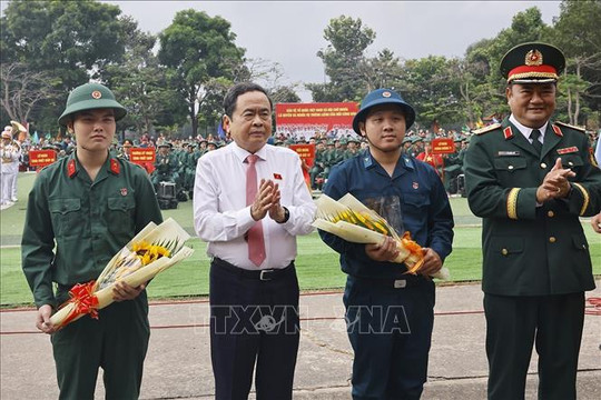 Hàng nghìn thanh niên TP Hồ Chí Minh phấn khởi lên đường nhập ngũ