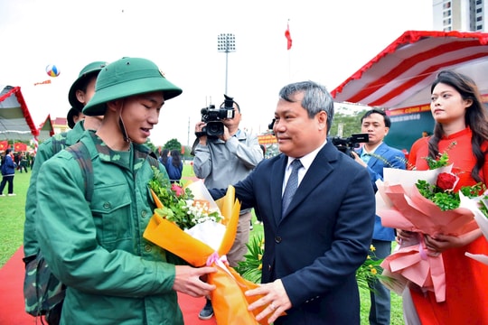 Chủ tịch UBND TP Hà Nội Vũ Đại Thắng động viên 735 tân binh tại Ban Chỉ huy Phòng thủ khu vực 5