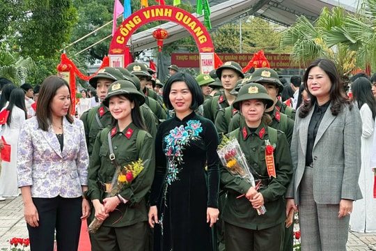 Chủ tịch HĐND thành phố Phùng Thị Hồng Hà động viên tân binh tại Ban Chỉ huy phòng thủ khu vực 4 - Gia Lâm