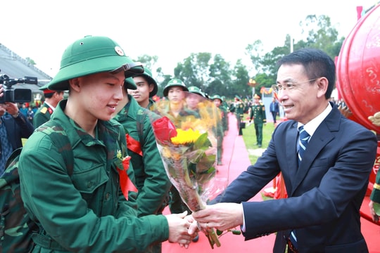 Phó Bí thư Thường trực Thành ủy Nguyễn Trọng Đông dự lễ giao quân tại điểm giao quân số 1 Ban Chỉ huy PTKV 1 - Sóc Sơn