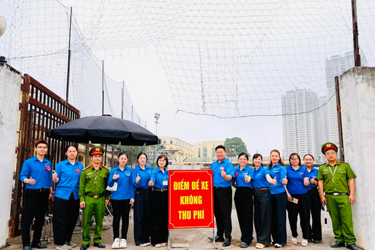 Công an phường Hà Đông triển khai điểm để xe miễn phí phục vụ lễ hội Bia Bà