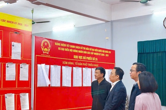 Lãnh đạo phường Thanh Liệt đi kiểm tra công tác bầu cử trên địa bàn