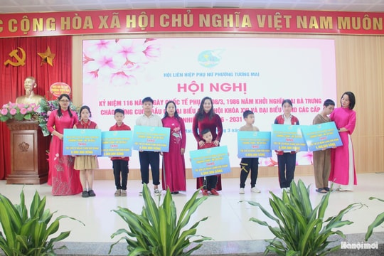 Phụ nữ Tương Mai thi đua chào mừng ngày bầu cử