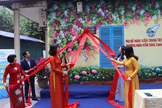 Phụ nữ Hoàn Kiếm khánh thành công trình “Tranh tường bích họa”