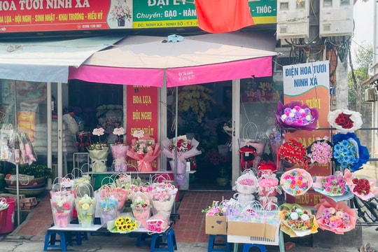 Thị trường hoa 8-3: Hoa tươi tăng giá nhẹ, hoa lụa thiết kế cầu kỳ hút khách