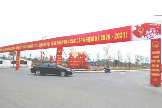 Rực rỡ sắc cờ trên những tuyến đường trước ngày bầu cử