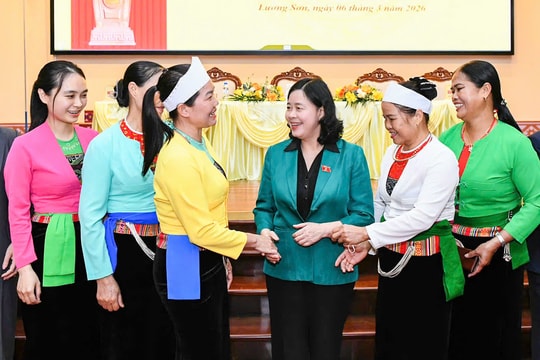 Đồng chí Bùi Thị Minh Hoài cùng các ứng cử viên đại biểu Quốc hội khóa XVI tiếp xúc cử tri tại Phú Thọ