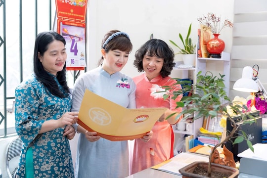 Nữ cán bộ Mặt trận Thủ đô hưởng ứng “Tuần lễ áo dài”