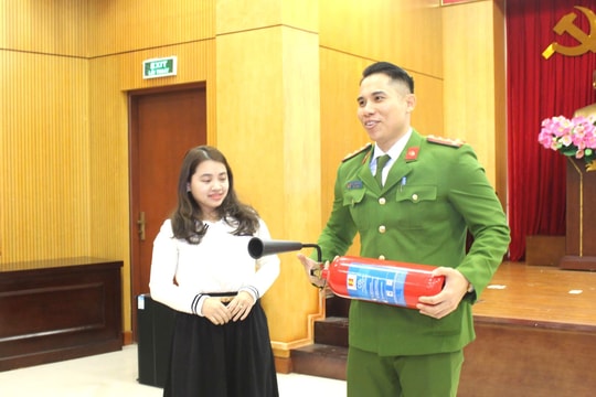 Phường Bạch Mai: Hướng dẫn nghiệp vụ phòng cháy, chữa cháy cho cán bộ phục vụ bầu cử