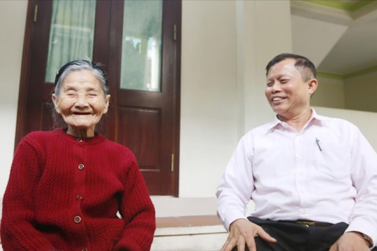 Niềm vui của người đi qua hơn một thế kỷ khi cầm lá phiếu bầu cử