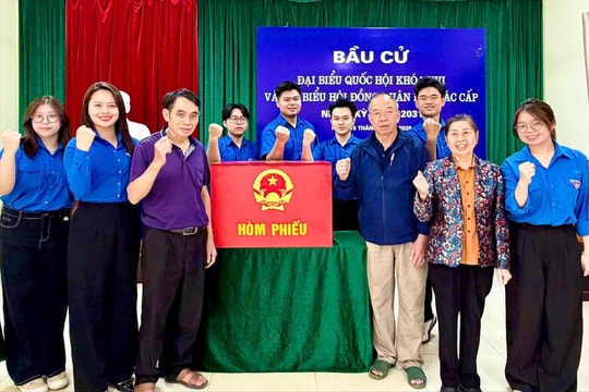 Thanh niên Gia Lâm thiết kế ấn phẩm mã QR để tra cứu nhanh thông tin bầu cử
