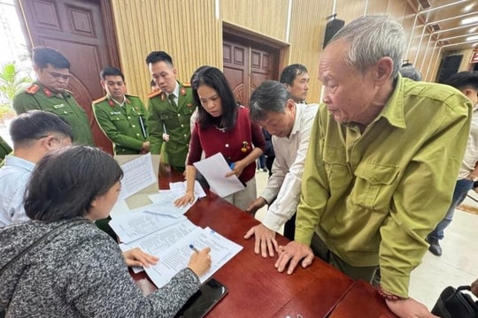 Xã Thanh Oai bàn giao tài liệu của thành phố và xã cho các tổ bầu cử