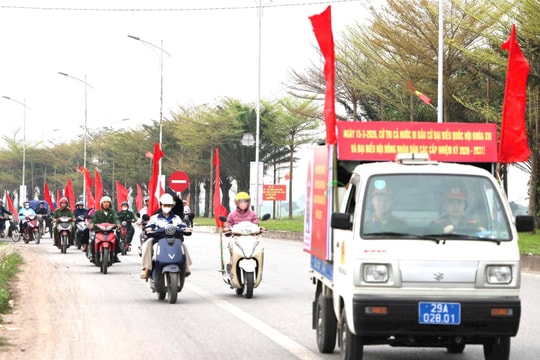 Xã Tam Hưng tuyên truyền lưu động về bầu cử